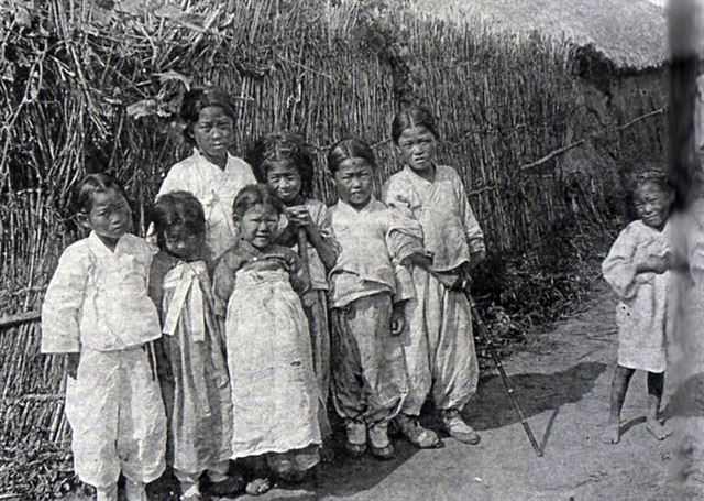 구한말 시대상을 살펴 볼 수 있는 희귀 사진과 자료가 공개됐다. 사진은 당시 어린이들의 모습. 연합뉴스 자료사진