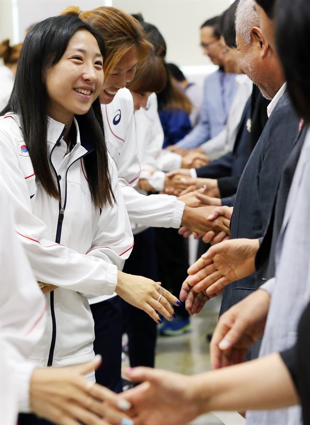 인천 아시안게임 육상 국가대표 선수들이 12일 태릉선수촌에서 열린 발대식에서 육상경기연맹 관계자들과 악수를 나누고 있다. 연합뉴스