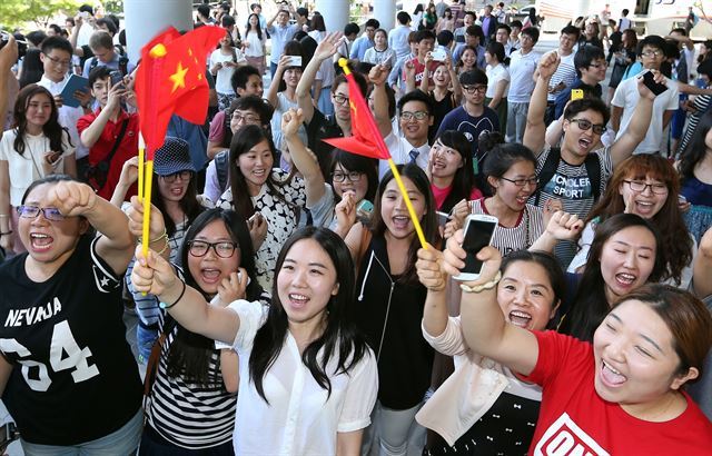 지난달 4일 한국을 국빈방문한 시진핑 중국 국가주석이 서울대학교 글로벌공학교육센터에서 특별강연을 마치고 밖으로 나오자, 중국인 유학생들이 환호하고 있다. 한국일보 자료사진