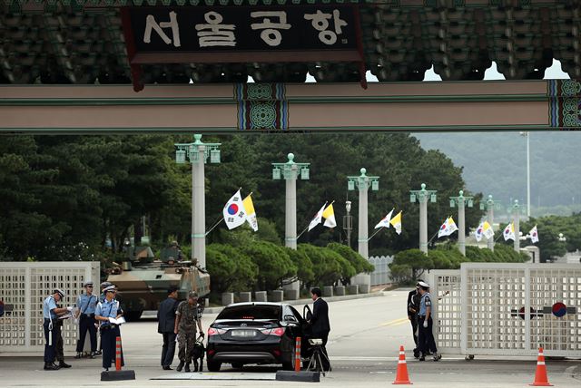 프란치스코 교황 방한을 1시간 앞둔 14일 오전 교황이 도착할 경기도 성남 서울공항 정문에서 군과 경찰이 출입을 통제하고 있다. 사진공동취재단.