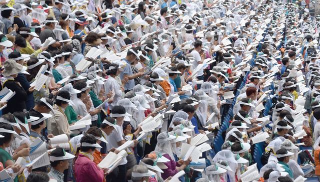 15일 대전월드컵경기장에서 프란치스코 교황이 집전한 '성모승천대축일미사'에 많은 신도들이 참석하고 있다. 대전=왕태서긱자 kingwang@hk.co.kr