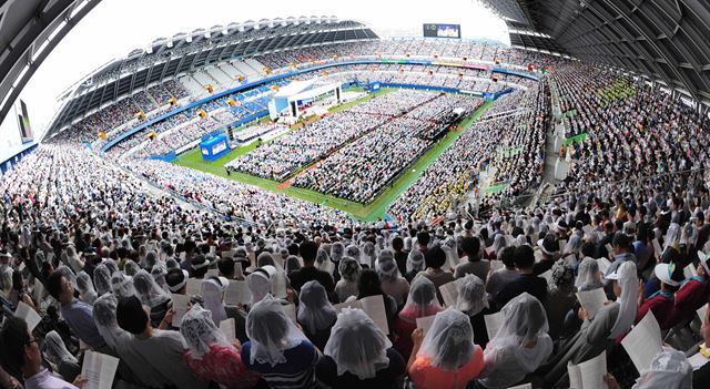 15일 대전월드컵경기장에서 프란치스코 교황이 집전한 '성모승천대축일미사'에 많은 신도들이 참석하고 있다. 대전=왕태서긱자 kingwang@hk.co.kr