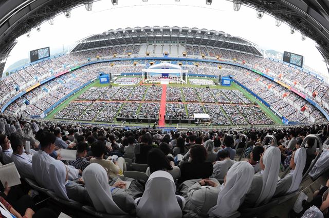 15일 대전월드컵경기장에서 프란치스코 교황이 집전한 '성모승천대축일미사'에 많은 신도들이 참석하고 있다. 대전=왕태서긱자 kingwang@hk.co.kr