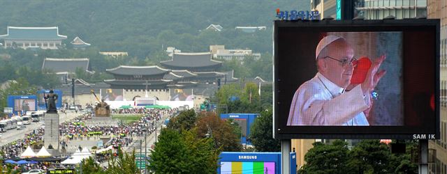 한국을 방문 중인 교황이 집전하는 시복미사를 하루 앞둔 15일 오후 서울 시복식이 열릴 서울 광화문 광장 일대에 준비 작업이 한창이다. 연합뉴스