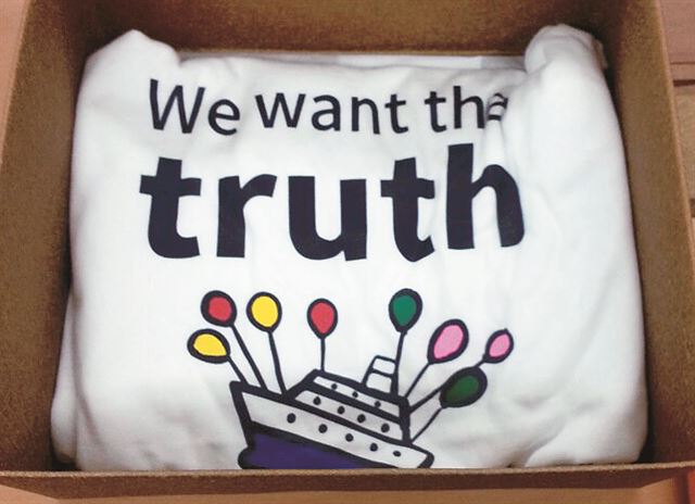 세월호 참사 유가족들이 15일 교황에게 선물한 티셔츠. 'We want the truth'(우리는 진실을 원한다)란 문구 아래 풍선이 달린 배 그림이 그려져 있다. 세월호 참사 희생자·실종자·생존자 가족 대책위원회 제공