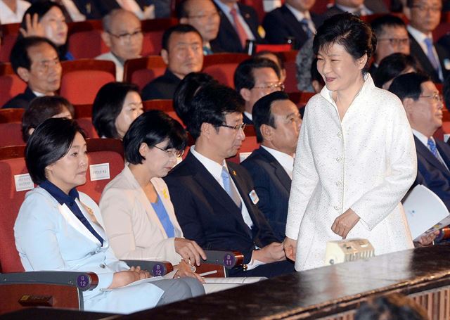 박근혜 대통령이 15일 서울 세종문화회관에서 광복절 경축사를 마친 뒤 박영선 새정치연합 비대위원장 등 여야 지도부 앞을 지나 자리로 돌아가고 있다. 청와대사진기자단