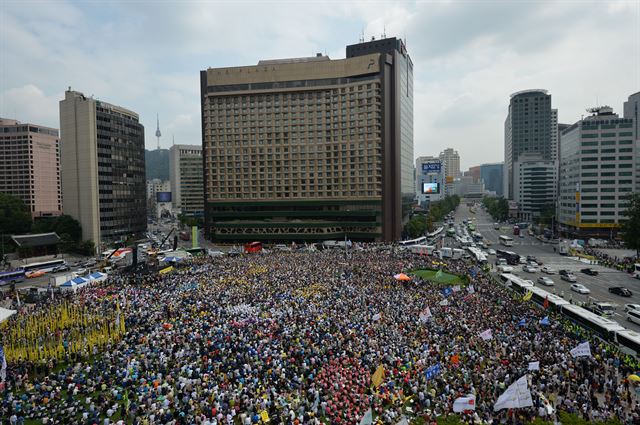 15일 오후 서울광장에서 '세월호 특별법 제정을 위한 범국민대회'가 열리고 있다. 연합뉴스