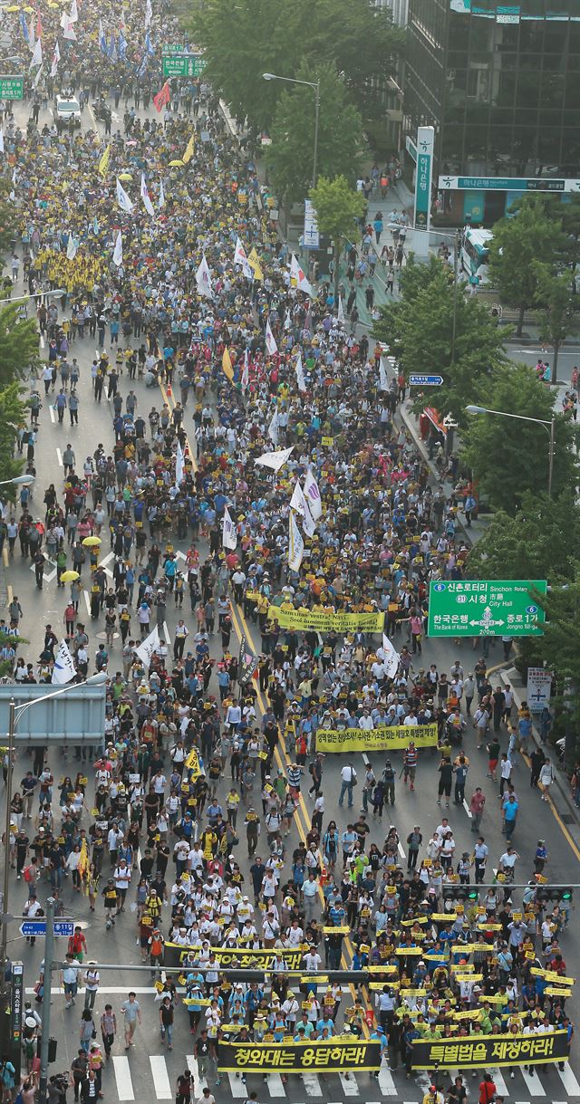 15일 오후 서울광장에서 '세월호 특별법 제정을 위한 범국민대회'를 마친 세월호 유가족들과 시민들이 을지로를 따라 행진을 하고 있다. 연합뉴스