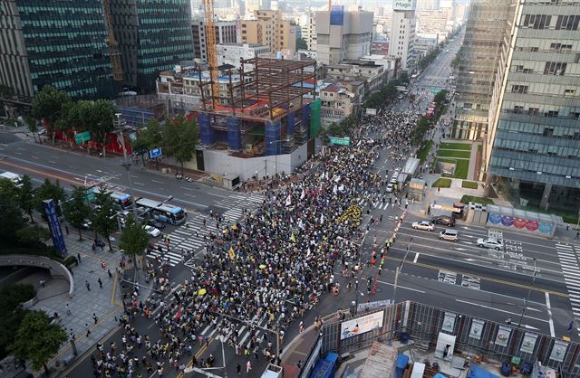 15일 오후 서울광장에서 '세월호 특별법 제정을 위한 범국민대회'를 마친 세월호 유가족들과 시민들이 을지로를 따라 행진을 하고 있다. 연합뉴스