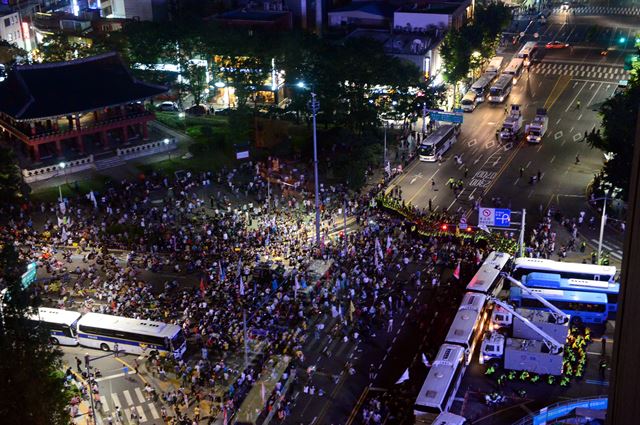 15일 오후 서울 중구 시청 서울광장에서 세월호 특별법 제정을 위한 범국민대회를 마친 시민들이 '수사권, 기소권을 보장하는 세월호 특별법 제정’을 촉구하며 청와대로 행진하다가 보신각 앞에서 경찰과 충돌하고 있다. 뉴시스