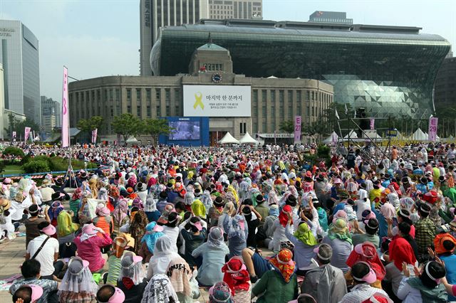 16일 프란치스코 교황이 집전하는 광화문 시복식 미사를 보기 위해 신자들이 서울광장에 모여 있다. 사진공동취재단