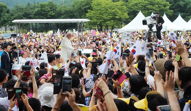 프란치스코 교황이 16일 충북 음성군 꽃동네 희망의 집에서 사랑의 연수원으로 이동하고 있다. 음성=사진공동취재단