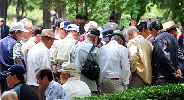 서울 종묘공원을 찾은 노인들이 삼삼오오 모여서 바둑과 장기를 두고 있다. 한국일보 자료사진