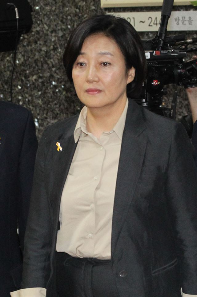 박영선 새정치민주연합 원내대표의 꼴이 우습게 됐다. 여당 원내대표와의 긴 협상 끝에 어렵사리 마련한 세월호 특별법 합의안이 자당 내 의원총회에서 뒤집히면서다. ‘첫 여성 원내대표’란 칭송은 ‘조직 세에 눌린 가련한 여성 의원’이란 동정으로 순식간에 바뀌었다. 세련된 비하다. 거꾸로, 강한 줄 알았는데 사람을 잘못 봤단 실망감도 좌파 일부에선 크다. 왕태석기자 kingwang@hk.co.kr