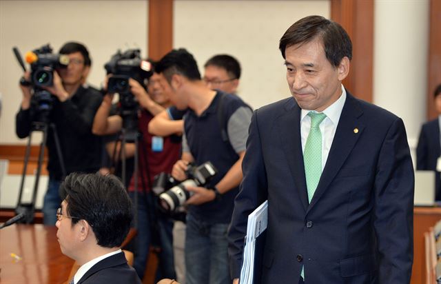 지난 14일 서울 한국은행본관에서 열린 금융통화위원회에 참석한 이주열 한은총재가 회의를 주재하기 위해 입장하고 있다. 뉴시스