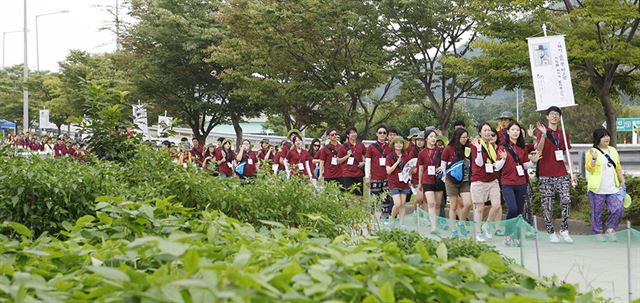 16일 제6회 아시아청년대회에 참가 중인 세계 23개국 6000여명의 젊은이들이 '한국 순교자의 길을 따라서'라는 주제로 한서대학교에서 해미읍성까지 5Km 구간에서 도보 순례를 하고 있다. 서산시 제공