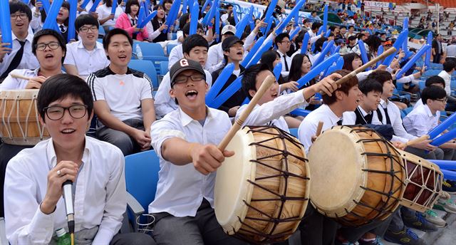 제42회 봉황대기 전국고교야구대회 개막이 열흘 앞으로 다가온 가운데 고교야구 주말리그제에 대한 우려의 목소리가 높다. 사진은 지난해 9월15일 제41회 대회 결승전(군산상고-마산고)에서 군산상고의 열띤 응원 모습. 한국일보 자료사진