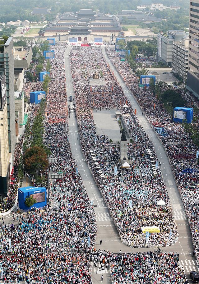 프란치스코 교황이 16일 서울 광화문 광장에서 '윤지충 바오로와 동료 순교사 123위' 시복 미사를 집전하고 있다. 사진공동취재단