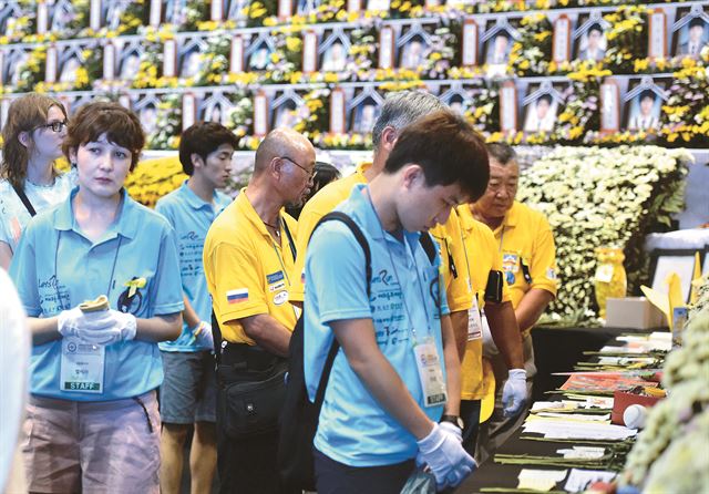 17일 오전 경기 안산 세월호 희생자 합동분향소에서 고려인 자동차 대장정팀 팀원들이 헌화하고 있다. 이들 고려인 23명은 ‘한인 러시아 이주 150주년’을 맞아 지프 차량을 이용, 러시아 모스크바를 출발한 뒤 북한을 거쳐 16일 오후 경기 파주 경의선 남북출입사무소를 통해 입경했다. 이번 대장정은 유라시아의 평화와 남북화해 기원을 위해 기획됐다. 안산ㆍ파주=뉴시스