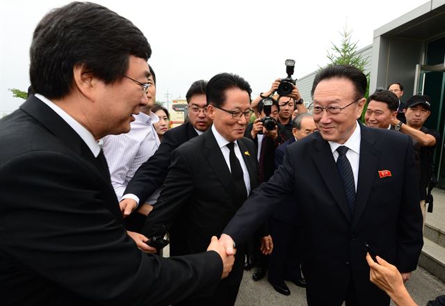 김양건(오른쪽부터) 북한 노동당 통일전선부장 겸 대남담당 비서가 김대중 전 대통령 서거 5주기를 하루 앞둔 17일 개성공단을 방문한 새정치민주연합 박지원 의원, 김 전 대통령의 차남 김홍업 전 의원과 인사를 나누고 있다. 개성=공동취재단