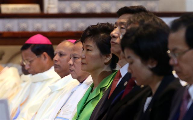 박근혜 대통령이 18일 오전 서울 명동성당에서 열린 ‘평화와 화해를 위한 미사'에 참석, 프란치스코 교황의 강론을 듣고 있다. 사진공동취재단