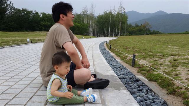 휴직 후 첫 가족여행지였던 강원 원주 오크밸리 휴양단지. 숙소에서 인근의 ‘뮤지엄 산’으로 가는 길에 아들과 나란히 앉았다. 지금까지 맛보지 못했던 ‘비수기 주중 여행’의 매력은 생각하는 것 이상이었다. 대단히 저렴한 숙박비와 뻥뻥 뚫린 길은 기본이고, 수영장과 같은 부대시설, 뮤지엄을 우리 가족이 전세를 낸 듯 즐기다 왔다.