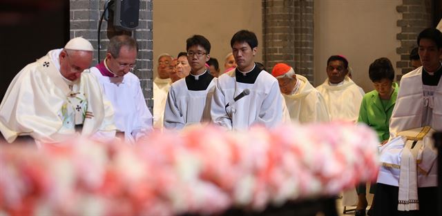 18일 오전 서울 명동성당에서 열린 ‘평화와 화해를 위한 미사'에서 프란치스코 교황과 박근혜 대통령이 기도하고 있다. 사진공동취재단