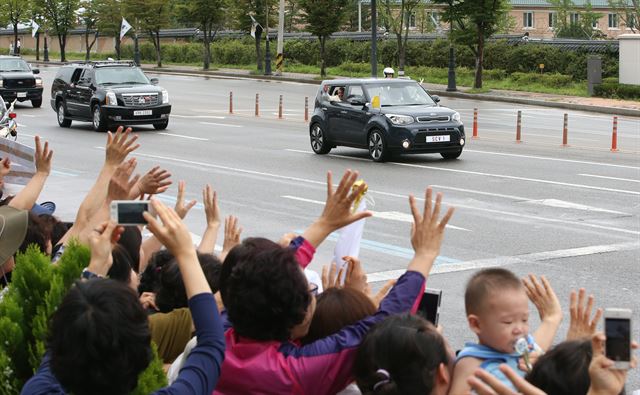 방한 일정을 마무리한 프란치스코 교황이 18일 오전 서울공항 앞에서 배웅하는 시민들을 향해 손을 흔들고 있다. 연합뉴스