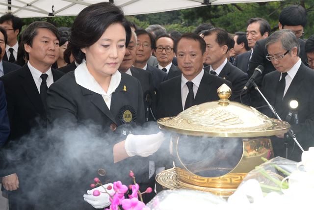 박영선 새정치민주연합 국민공감혁신위원장이가 고 김대중 전 대통령 추모식에 참석해 묘역에서 분향을 하고 있다. 왕태석기자 kingwang@hk.co.kr