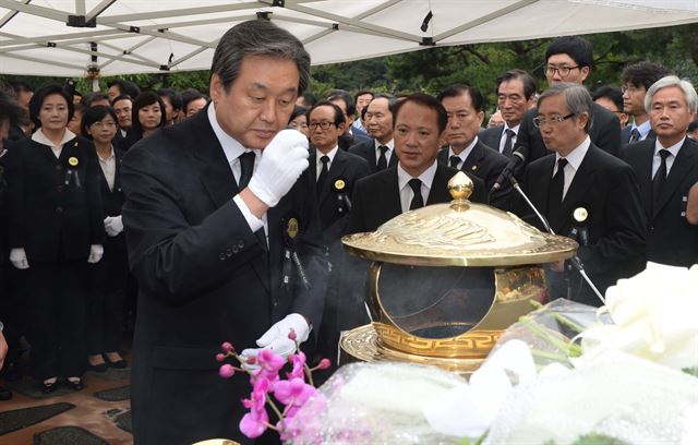 김무성 새누리당 대표가 18일 동작동 국립현충원에서 열린 故 김대중 전 대통령 서거 5주기 추모식에 참석한 후 묘역에 분향을 하고 있다. 왕태석기자 kingwang@hk.co.kr