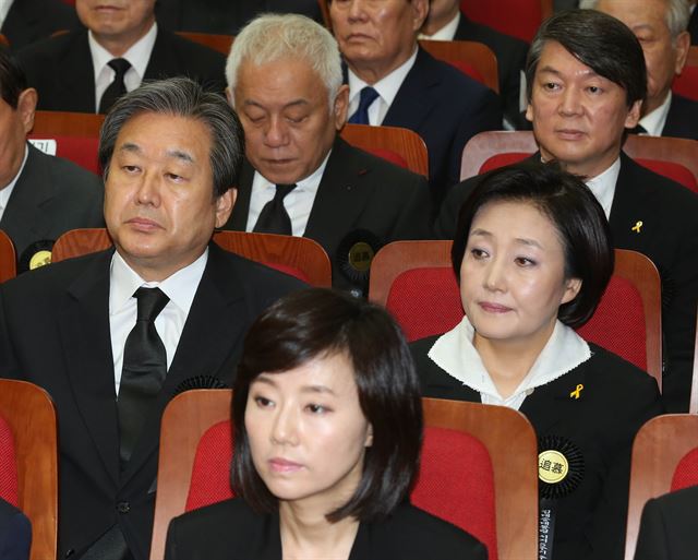 김무성 새누리당 대표(둘째줄 왼쪽)와 박영선 새정치민주연합 국민공감혁신위원장(둘째줄 오른쪽)이 18일 오전 서울 동작구 국립서울현충원 현충관에서 열린 김대중 전 대통령 5주기 추도식에서 나란히 앉아 김 전 대통령 추모영상을 보고 있다. 왕태석기자 kingwang@hk.co.kr