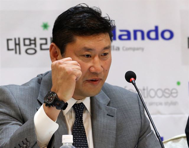 한국인 최초로 북미아이스하키리그(NHL)에 진출했던 백지선씨가 18일 서울 광화문 코리아나호텔에서 신임 아이스하키 총괄 디렉터 겸 남자 국가대표팀 감독으로서 취임 기자회견을 열고 파이팅을 외치고 있다. 연합뉴스