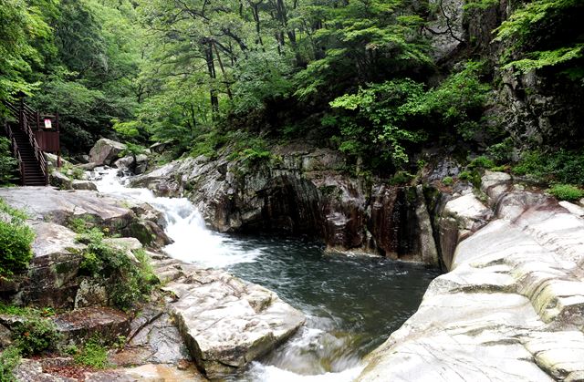 물소리 장쾌하고 암벽 웅장한 덕산계곡 '아랫용소'. 바라 보는 것 만으로도 서늘함 느껴질만큼 시원하다. 덕산계곡은 산책로 잘 나 있어 가벼운 트레킹 즐기기에도 적당한 계곡이다.