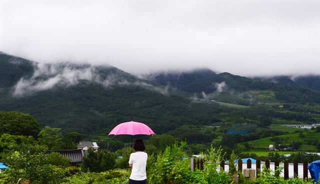 백일리에서 바라본 지리산. 중턱부터 구름이 가려져 운치를 더한다.