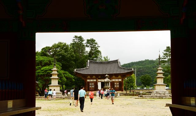 실상사 동서삼층석탑과 보광전. 언덕길도 계단도 없어 평온하다.