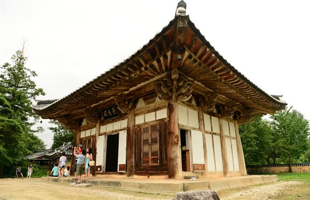 실상사의 본당인 보광전. 대형사찰의 대웅전에 비하면 소박하기 그지없다.