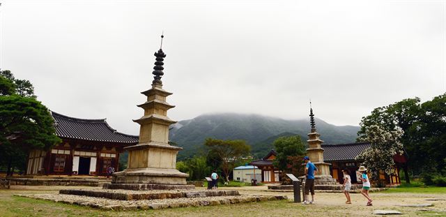 실상사 동서삼층석탑과 보광전. 대형 사찰이 주는 위압이나 위엄없이 그저 평화롭고 평온하다.