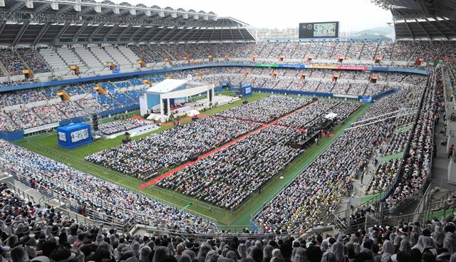 15일 대전월드컵경기장에서 프란치스코 교황이 집전한 성모승천 대축일 미사가 열렸다. 사진공동취재단