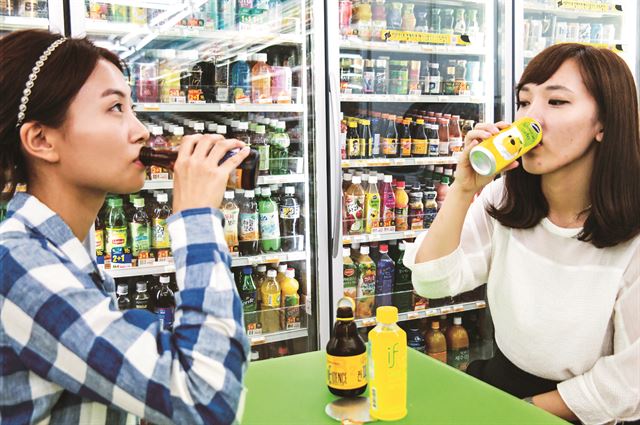 '달콤한 독약' 설탕을 피하려다 액상과당, 과즙, 시럽 등 다른 당분을 더 많이 섭취하는 우를 범하기 쉽다. 무심코 마시는 비타민워터 500ml 한 병에도 당류가 11g이나 들어 있다. 한국일보 자료사진