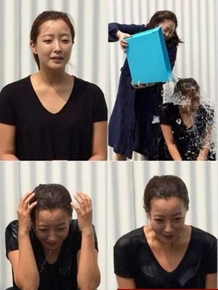 김희선이 아이스 버킷 챌린지에 동참해 고현정이 부어주는 물을 맞으고 있다. 김희선 페이스북