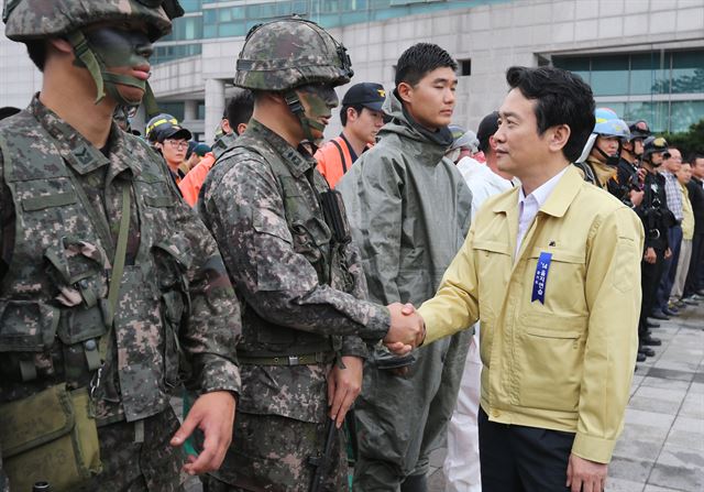 남경필 경기도지사가 19일 경기도 양주시 양주시문화예술회관에서 열린 을지훈련에서 훈련에 참가한 장병과 악수하며 인사하고 있다. 이날 육군은 남 지사의 장남 남모(23) 상병에 대해 후임 폭행 및 추행 혐의로 구속 영장을 신청했다. 양주=연합뉴스