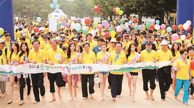 23일 경북 문경에서 열린 ‘문경새재 맨발 페스티벌’에서 김관용(앞줄 왼쪽 여덟번째) 경북도지사, 고윤환(여섯번째) 문경시장 등 참석자들이 시민들과 함께 맨발로 새재길을 걷고 있다. 문경=왕태석기자 kingwang@hk.co.kr