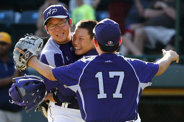 24일(현지시간) 미국 펜실베이니아주 사우스 윌리엄스포트의 리틀야구 월드시리즈(LLWS) 결승에서 미국 시카고 대표팀을 누른 한국팀의 수훈갑 최해찬(왼쪽)이 한상훈(가운데), 김재민과 얼싸 안으며 함께 기쁨을 나누고 있다. 12세 이하 서울시 대표로 꾸려진 이번 대표팀은 아시아·태평양 지역예선에서 6전 전승을 거두고 월드시리즈 무대에 올라 국제그룹 대전에서 4전 전승으로 우승을 차지하며 결승에 진출했었다. 연합뉴스