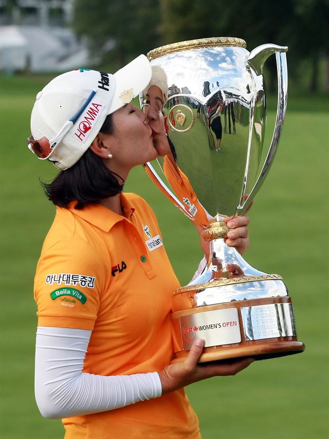 유소연이 25일(한국시간) 캐나다 온타리오주 런던의 런던 헌트 앤드 컨트리클럽에서 열린 LPGA 투어 캐나다오픈 대회 마지막날 23언더파로 우승을 차지한 뒤 트로피에 키스하고 있다. 온타리오=AFP 연합뉴스