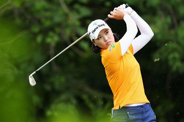 유소연이 25일(한국시간) LPGA 투어 캐나다오픈 대회 마지막날 경기에서 티샷을 한 뒤 공을 바라보고 있다. 온타리오=AP 연합뉴스