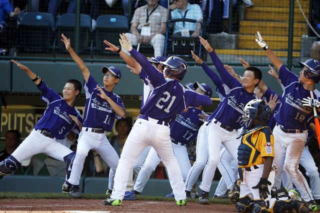 미국 펜실베이니아주 사우스 윌리엄스포트의 리틀야구 월드시리즈(LLWS) 미 시카고 대표팀과의 결승 6회에, 최해찬(가운데, 등번호 '21')이 투런 홈런을 터뜨린 후 동료 선수들과 번개 세리머니를 하고 있다. 12세 이하 서울시 대표로 꾸려진 이번 대표팀은 아시아·태평양 지역예선에서 6전 전승을 거두고 월드시리즈 무대에 올라 이날 8-4 승리로 1984·1985년 연속 우승 이후 29년 만에 다시 세계 정상에 등극했다. AP연합뉴스