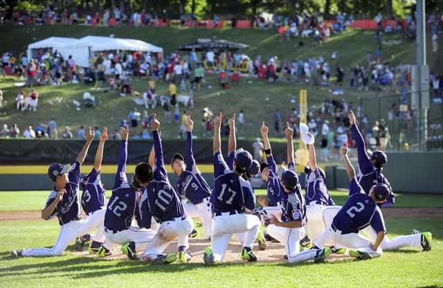 미국 펜실베이니아주 사우스 윌리엄스포트에서 24일 열린 리틀야구 월드시리즈(LLWS) 결승경기에서 미국의 시카고 대표팀을 8-4로 꺾고 29년만에 세계 리틀 야구 정상에 등극한 선수들이 마운드에 모여 우승 세리모니를 하고 있다. 한국팀은 1984·1985년 연속 우승 이후 29년 만에 세계 리틀야구 정상에 등극했다. 윌리엄스포트= USA TODAY Sports 연합뉴스