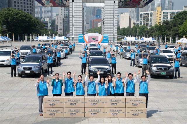 이상화 등 동계올림픽 스타들이 5월22일 국민체육진흥공단의 '사랑나눔 보따리' 전달식에서 포즈를 취하고 있다. 국민체육진흥공단 제공