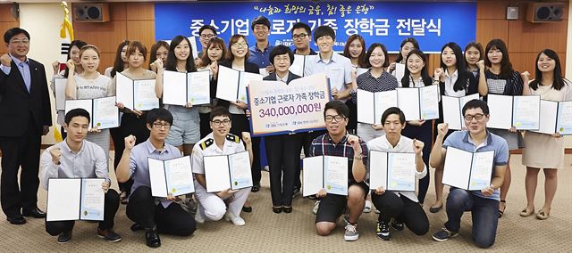 권선주(가운데) IBK기업은행장이 21일 중소기업 근로자 자녀들에게 장학금을 전달하고 있다. IBK기업은행 제공