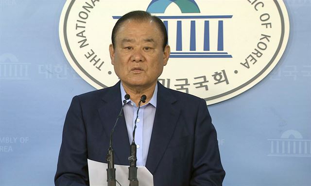 철도 부품업체로부터 뇌물을 받은 혐의로 체포동의요구 절차가 진행중인 새누리당 송광호 의원이 25일 오전 서울 여의도 국회 정론관에서 영장실질심사 자진 출석 의사를 밝히고 있다. 연합뉴스